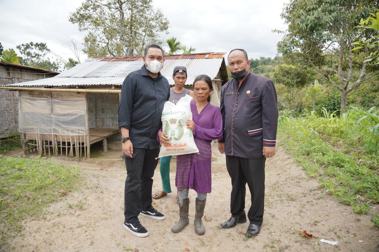 BUPATI PAKPAK BHARAT BAGIKAN PULUHAN PAKET SEMBAKO