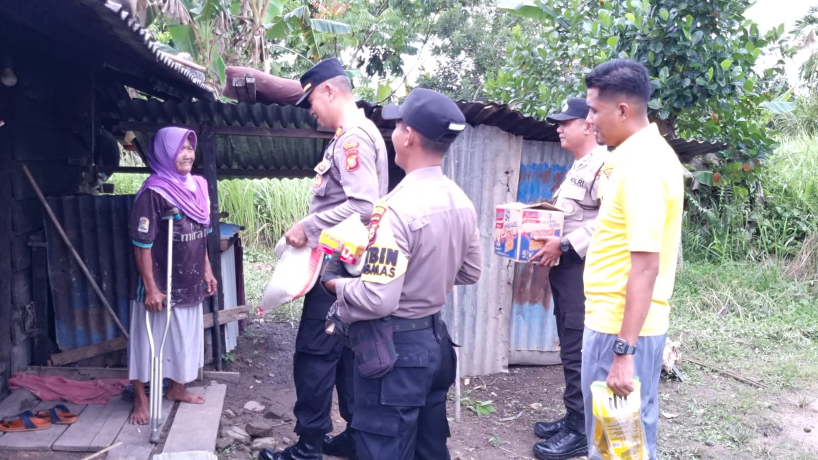 Polisi Humanis, Kapolsek  Madang Kampai Berikan Sembako pada Ibu Lansia Miskin