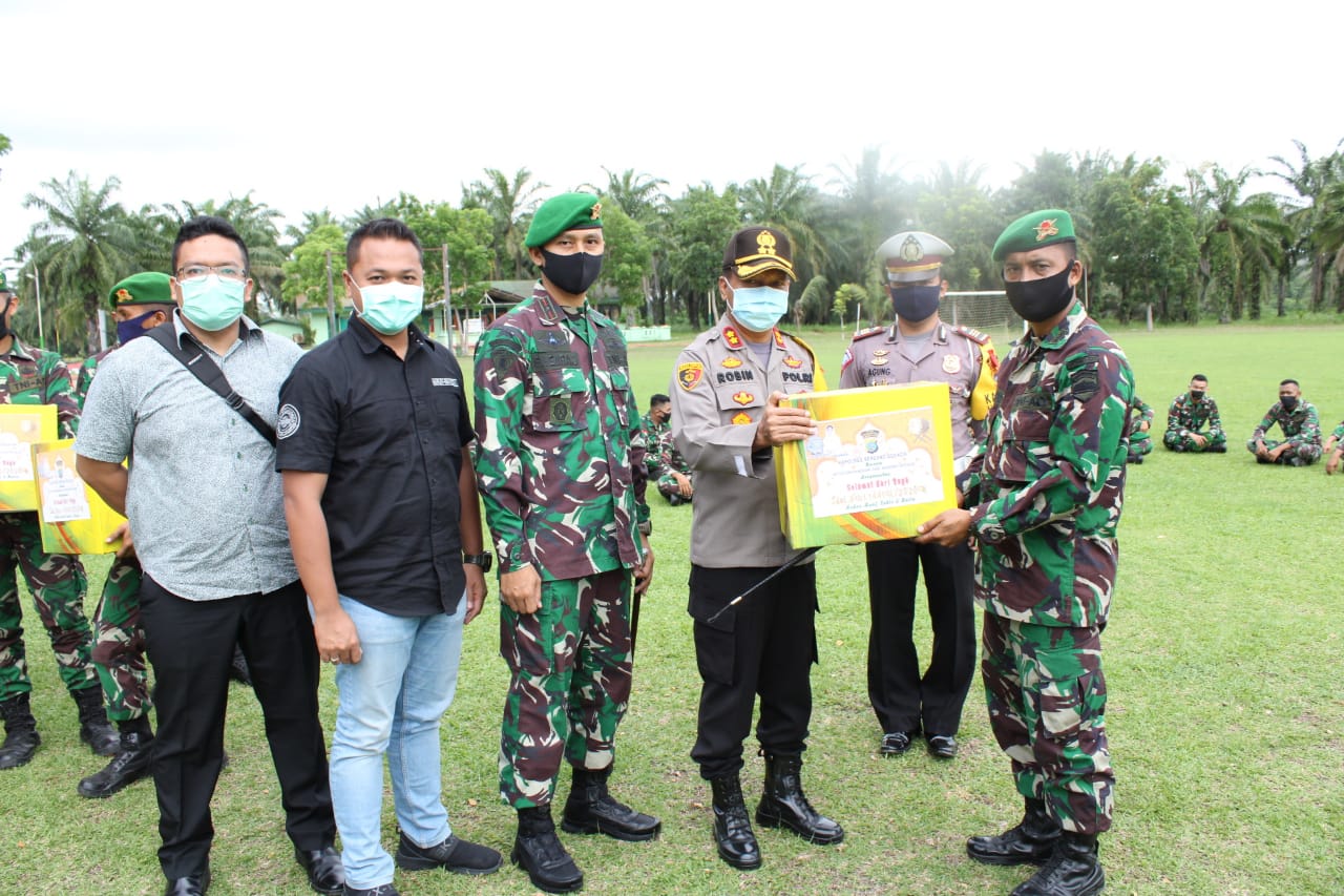 Jalin Sinergitas TNI-Polri, Kapolres Sergai Bagikan Bingkisan Lebaran Kepada Personel Yonif 122/TS