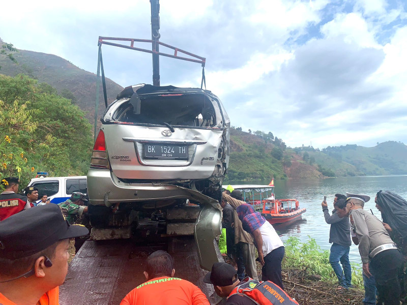 Mobil Pangulu Ujung Mariah Berhasil Diangkat Dari Danau Toba