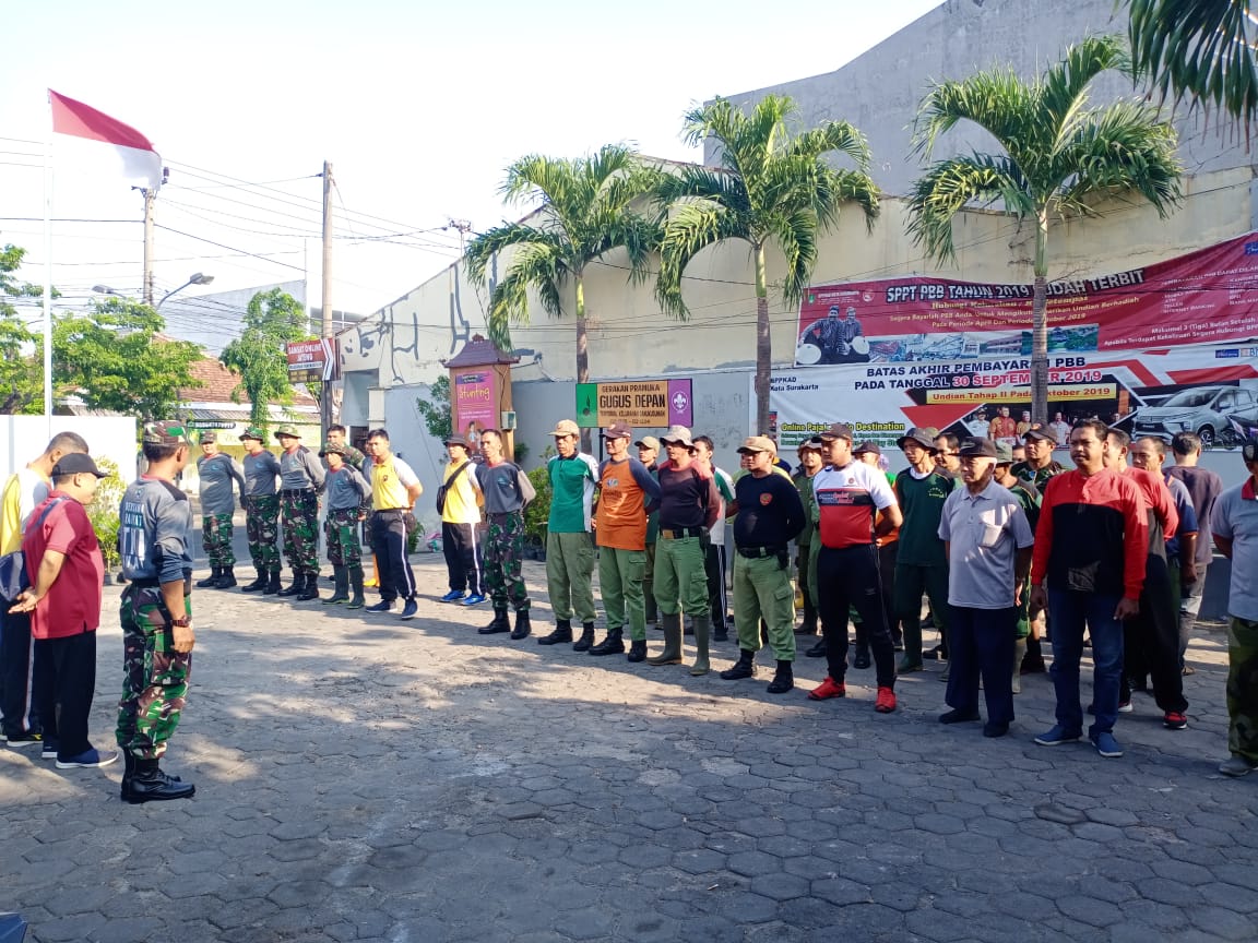 Koramil 03 Serengan Ajak Warga  Bergotong Royong bersihkan Kali Jenes