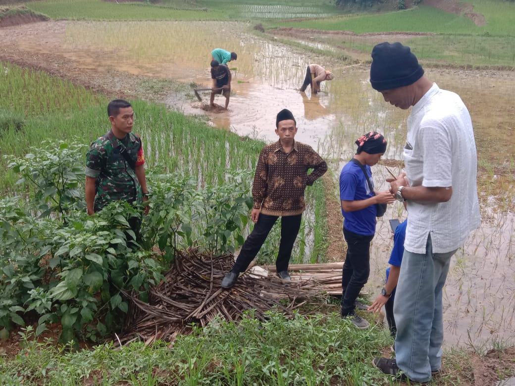 Cukupi Kebutuhan Air Bersih Bagi Warga, Babinsa Survey Sumber Mata Air Bersih