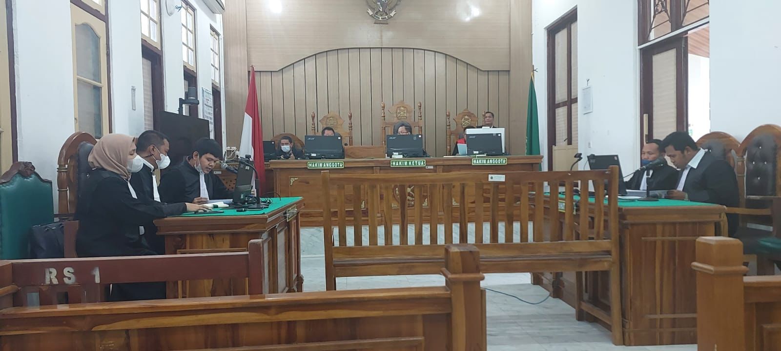 Mantan Kepsek SMA Negeri 6 Binjai Masuki Sidang Perdana Pengadilan Tipikor Medan