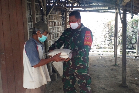 HUT TNI Babinsa Bagikan Sembako