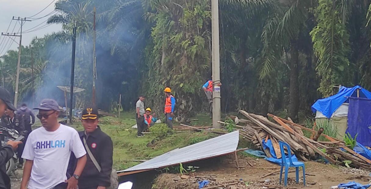 Dalam Rangka Penyelamatan Aset, PTPN IV Unit Kebun Marihat Bongkar Warung-Warung di HGU
