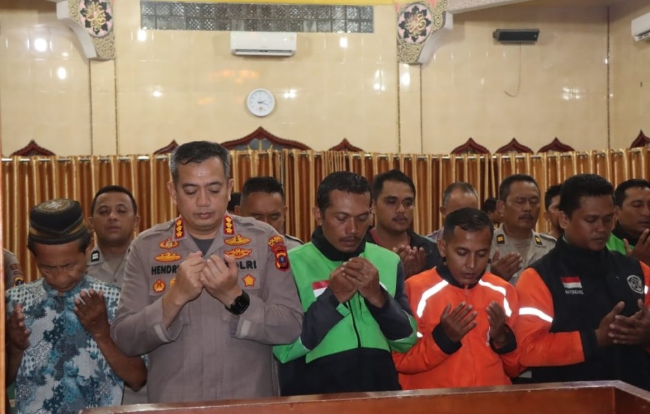 Polresta Deli Serdang Bersama Komunitas Ojol  Gelar Sholat  Ghaib Do’akan Pengemudi Ojol Alm Affan Kurniawan