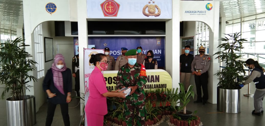 Ketua Bhayangkari Cabang Polresta Deli Serdang Bersama ketua Persit kodim 0204 DS, Kunjungi pos PAM