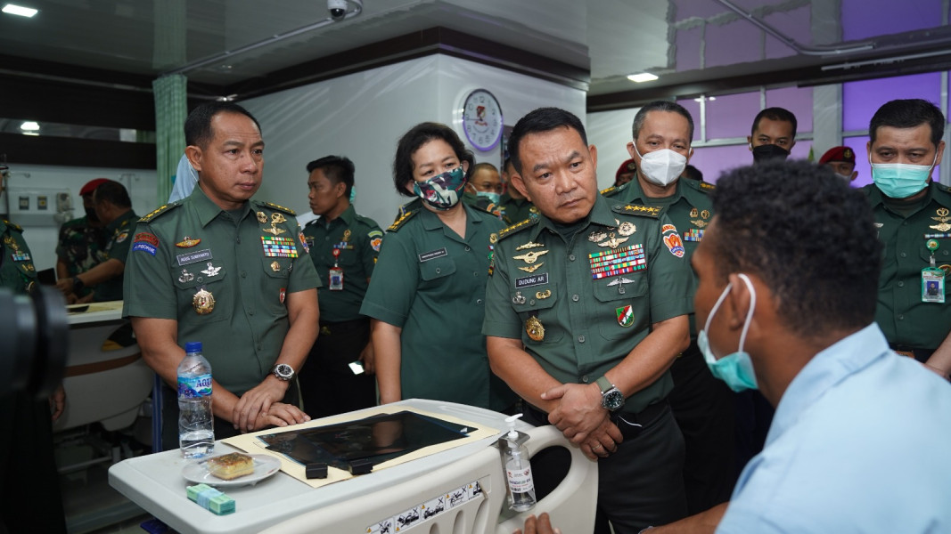 Kasad Jenguk Prajurit Korban Penyerangan KST Papua di RSPAD