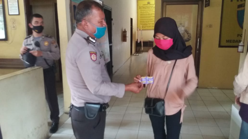 Petugas SPK Dan Piket Penjagaan Polsek Helvetia Berikan Vitamin C Kepada Warga Yang Berkunjung