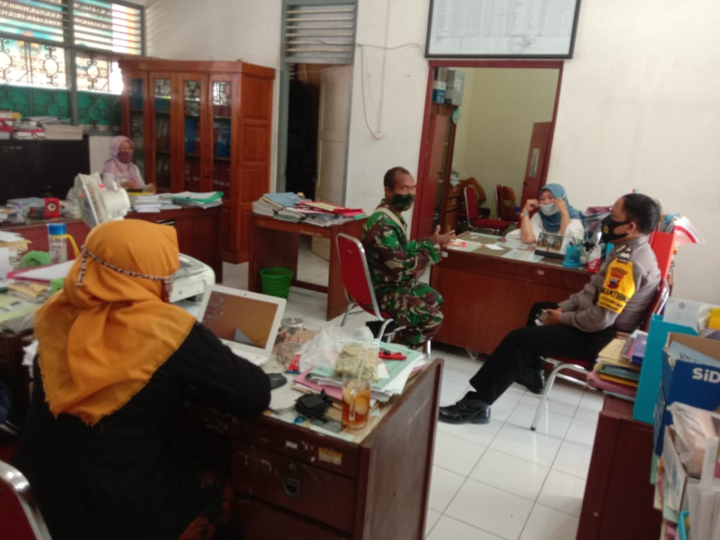 Bukti Nyata Sinergitasnya Babinsa dan Bhabinkamtibmas Dalam Komsos di Wilayah Binaannya