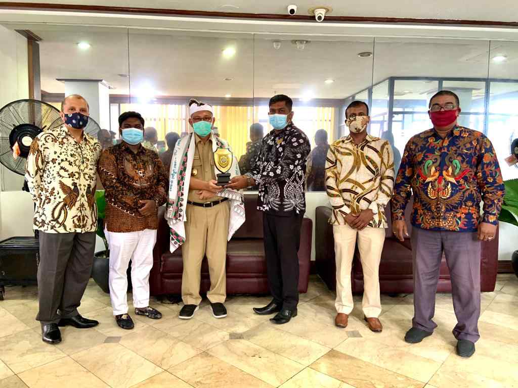 Terima Silaturahmi PHDI Kota Medan, Akhyar Dipakaikan Udeng & Ponade