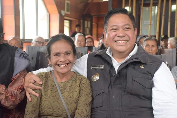 Beri Bantuan untuk Lansia di Sitinjo, Bupati Dairi: Lansia Sumber Informasi Bagi Generasi Muda