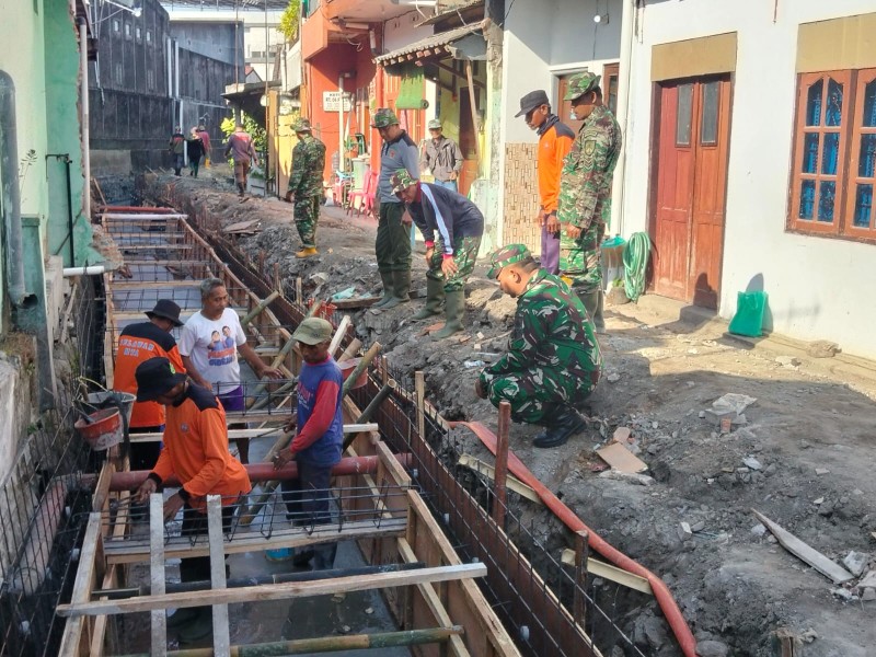 Hari Ke-6 TMMD Sengkuyung Tahap III TA. 2026 Kodim 0735 Surakarta, Terus di Kebut dengan merakit dan Pasang Begesteng Serta Buang Tanah