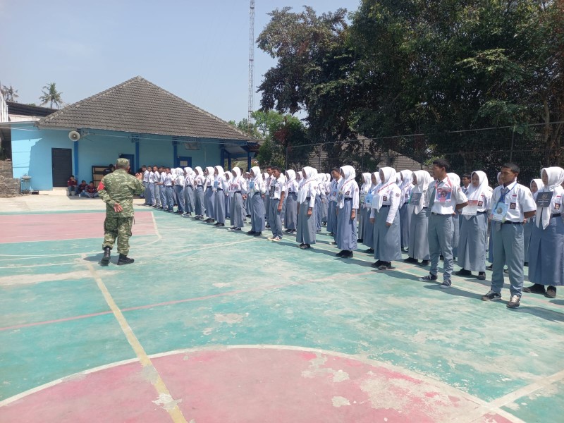 Tanamkan Jiwa Kepemimpinan Sejak Dini, Babinsa Sambi Ajak Pelajar Jauhi Bullying dan Narkoba