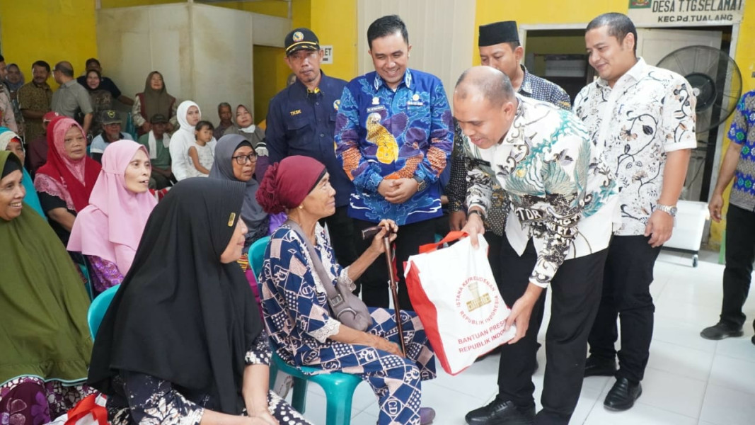 Pj. Bupati Langkat serahkan langsung 122 Paket Sembako bantuan Presiden RI di 3 Kecamatan