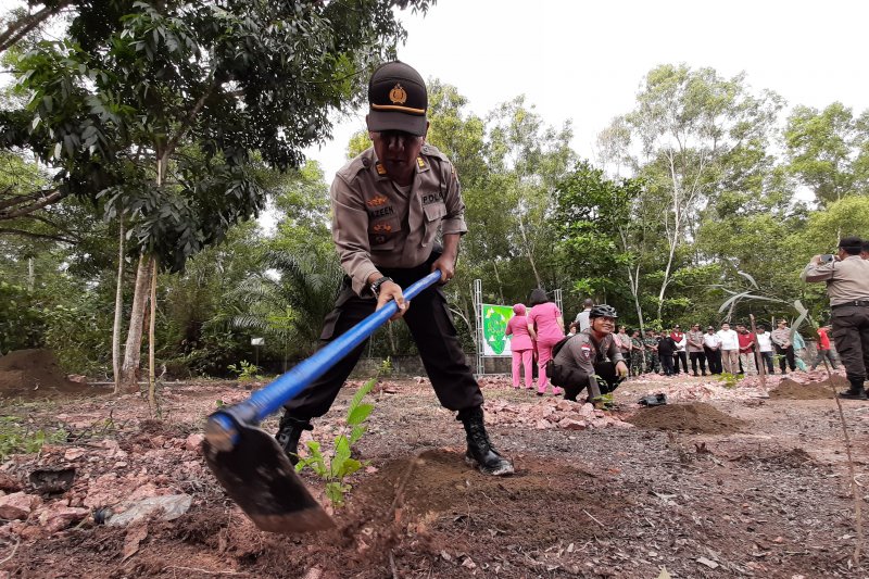 Dalam Rangka Penghijauan, Polres Tanjungpinang Tanam 1.300 Bibit Pohon