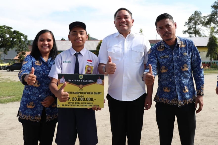 Serahkan beasiswa, Bupati:mereka generasi emas yang harus dipersiapkan sejak dini
