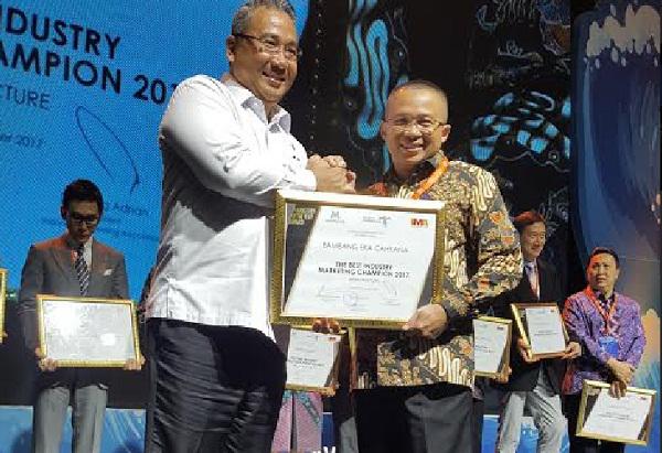 Dirut Pelindo I Terima Penghargaan Marketer Of The Years 2017