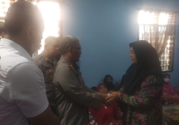 Kapolsek Medan Area Beserta Staff Melayat Kerumah Duka Mertua Dari Aiptu Panca Winata.