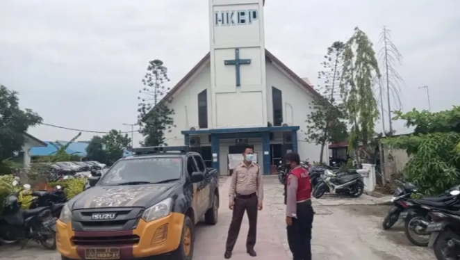 Sat Samapta Polresta Deli Serdang Melaksanakan Patroli dan Monitoring Kegiatan Kebaktian Di Gereja