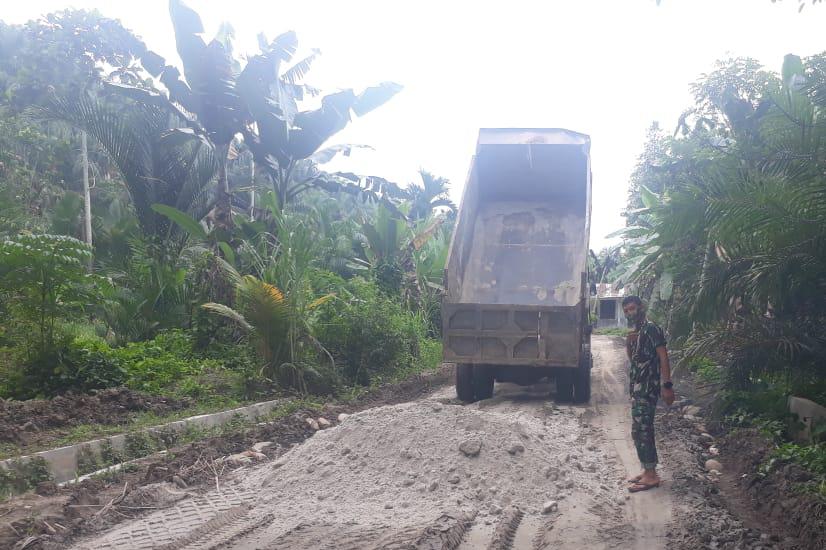 Manfaatkan Cuaca Bagus, Satgas TMMD Kodim 0204/DS Kebut Penimbunan Jalan 