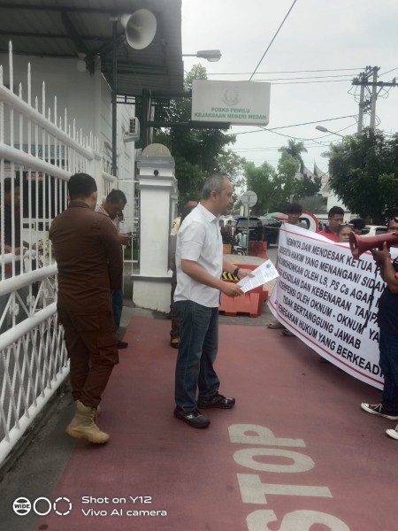 Demo di Pos Bloc dan Kejari Medan, Massa DPW JPKPemerintah Desak Tangkap 3 DPO Kasus Pengeroyokan