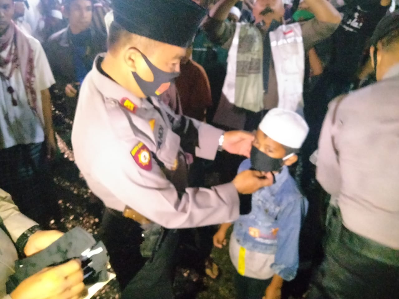 Polres Madina Amankan Pawai Obor dan Berikan 600 Picis Masker kepada Peserta