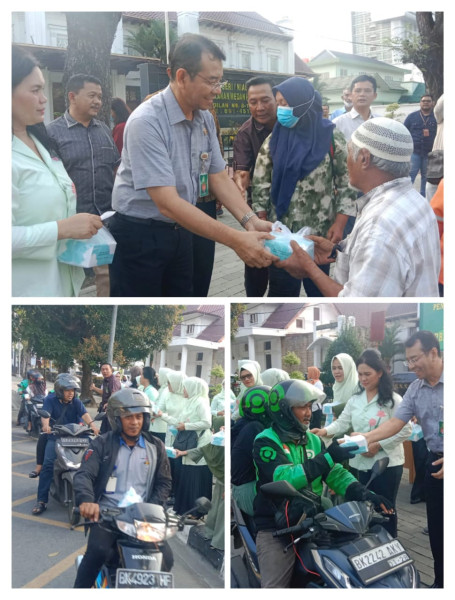 PN Medan Bagikan Takjil Bagi Pengendara Jalan