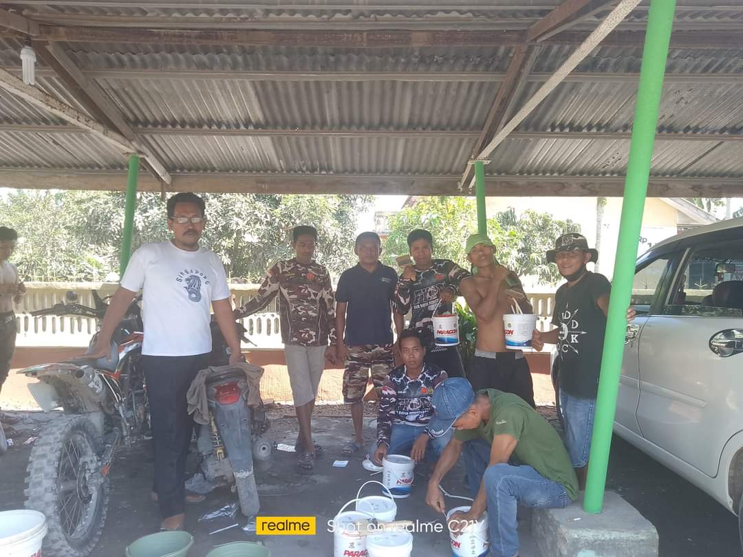 FKPPI Sub Rayon Perkebunan Ajamu, melakukan pengecetan tembok pagar mesjid Al Mukhlisin