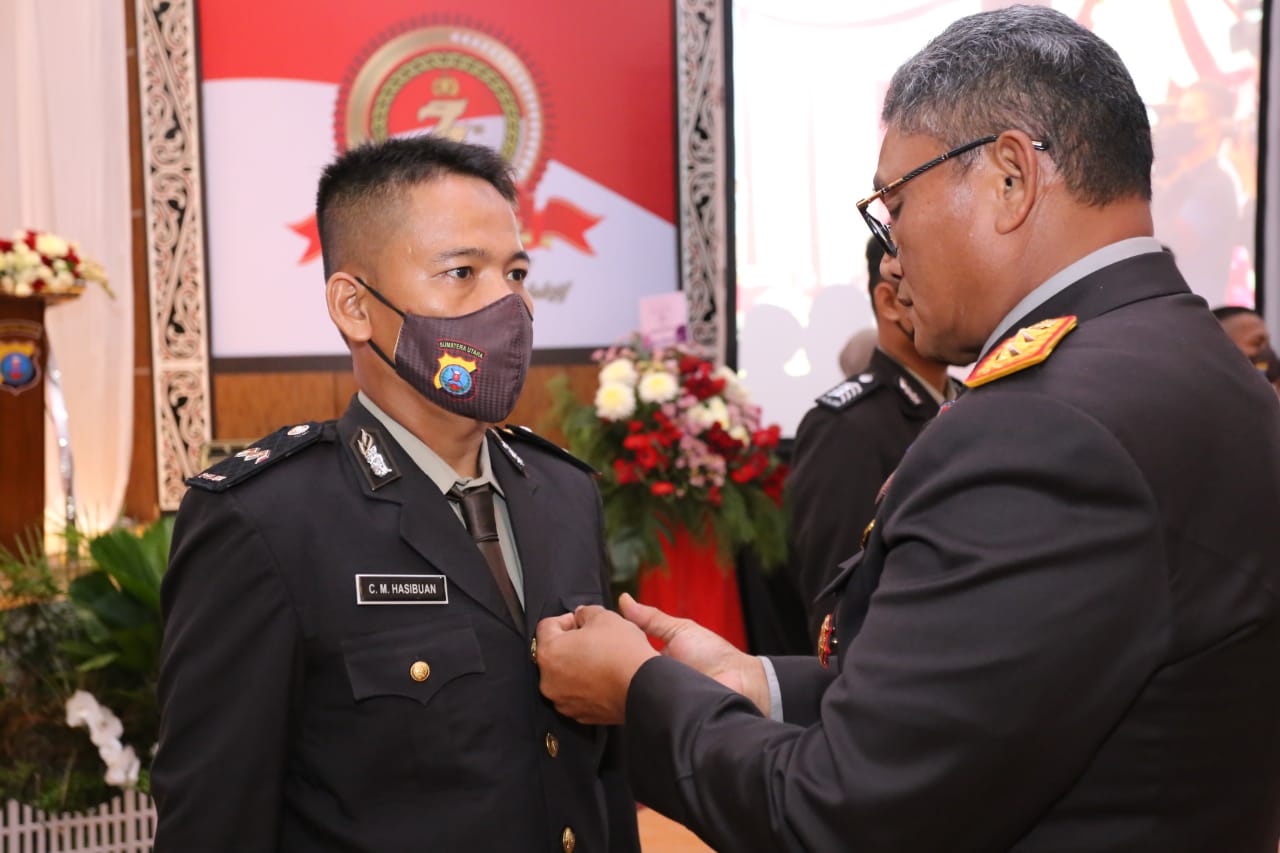 Bhabinkamtibmas Polsek Medan Helvetia, Aipda Chandra Hasibuan.SH Mendapat Penghargaan dari Kapolda S