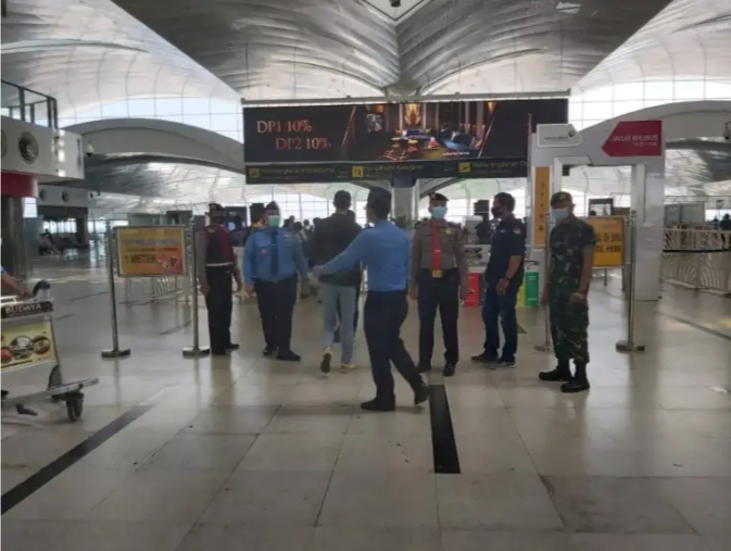 Polsek Kawasan Kawasan Bandara Kualanamu Melaksanakan Monitoring Penggunaan Masker Dan Patroli Di Ar