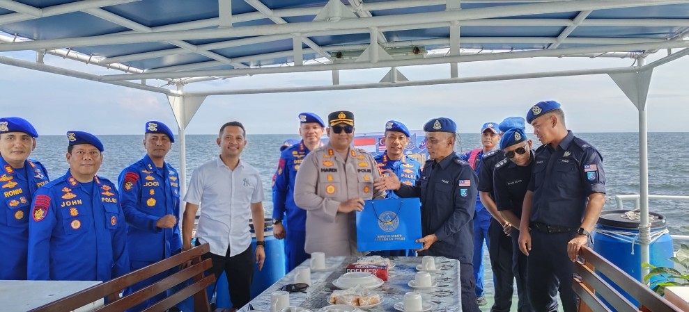 Direktorat Polairud Polda Riau Lakukan Pertemuan Dilaut bersama Pasukan Polis Marin Wilayah Dua Johor Bahru Malaysia
