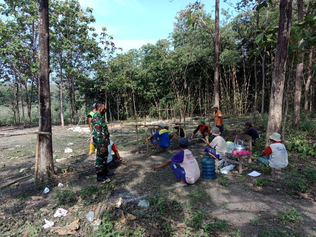 Meski libur Babinsa Srawung Koramil Gesi Sempatkan untuk Sambang Desa Binaan