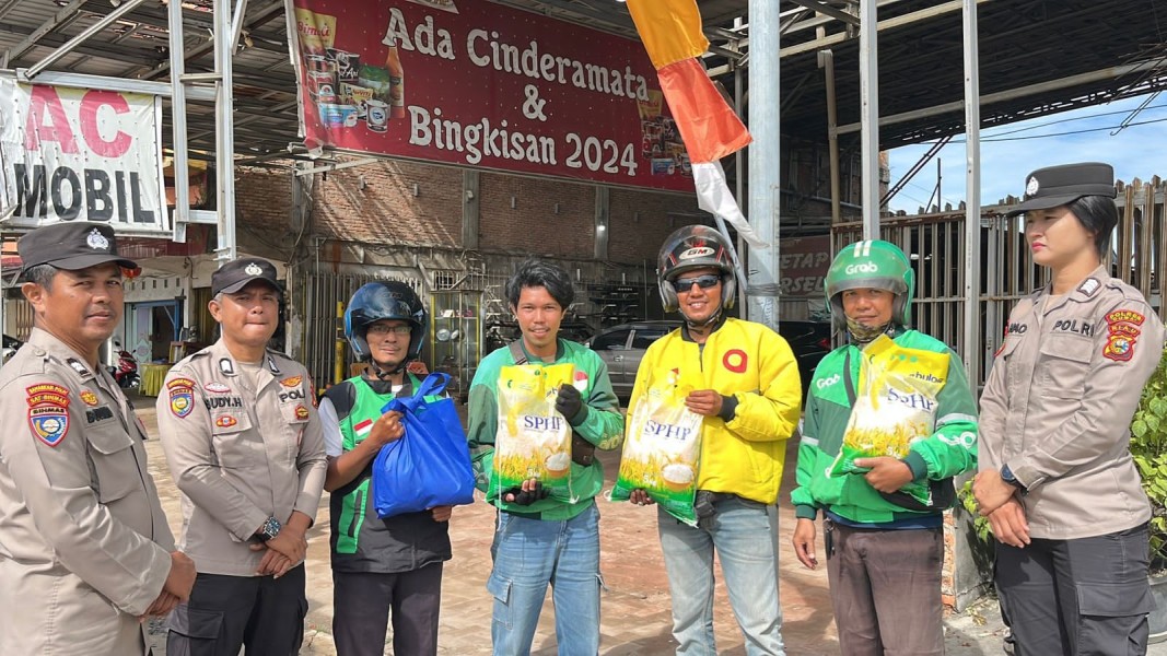 Polres Dumai Mengelar Pembagian Sembako Kepada Mitra Ojek Online