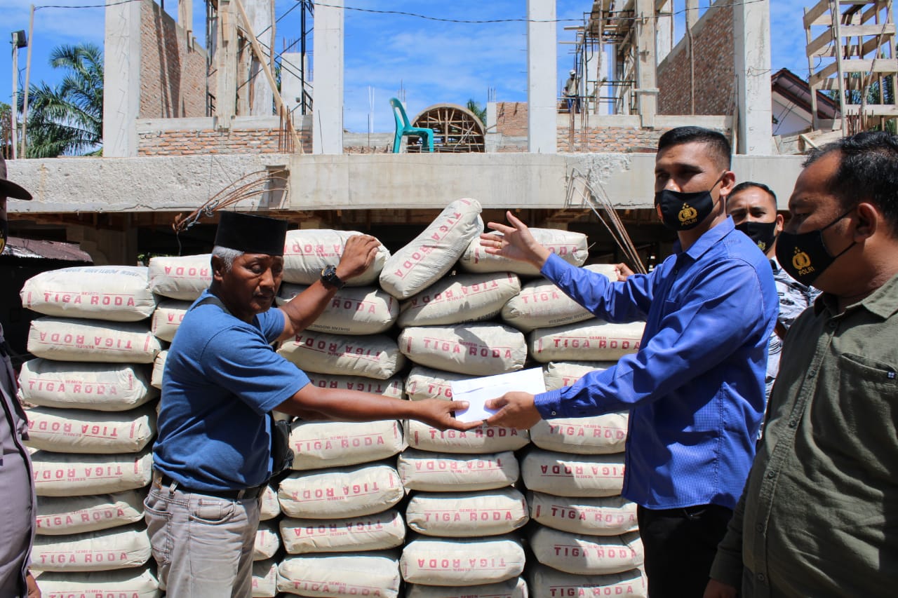 Polres Labuhanbatu serahkan bantuan 100 zag semen pembangunan mesjid Al Ikhlas Kelurahan Sidorejo