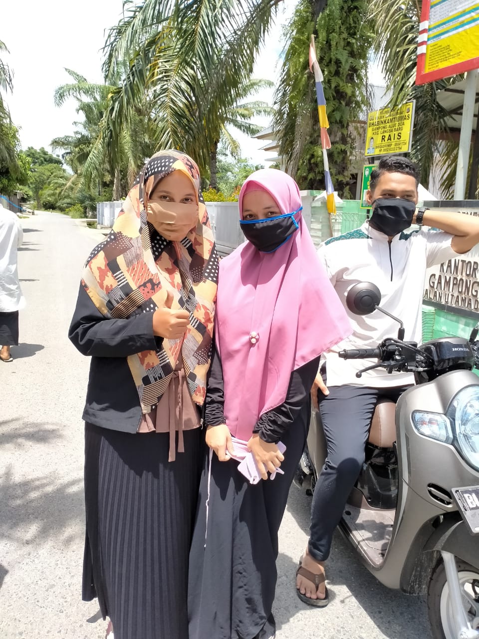 Geuchik Hasballah Gampong Alue Dua Bagikan 100 Lusin Masker Untuk Warga