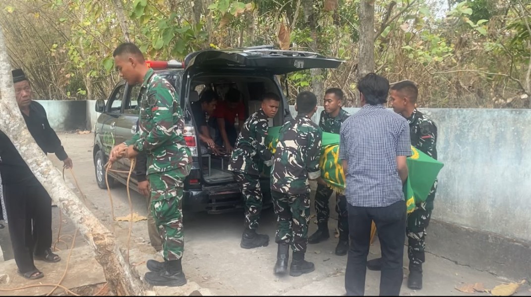 Prajurit Yonif TP 449/SH Melayat dan Bantu Proses Pemakaman Warga Watubonang