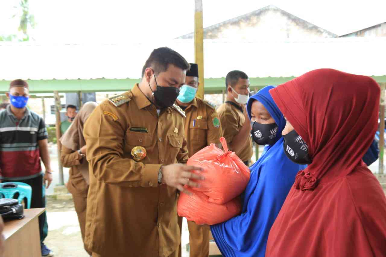 Bupati dan Wakil Bupati Labura Serahkan Bantuan Kepada Warga Desa Adian Torop yang Terkena Musibah