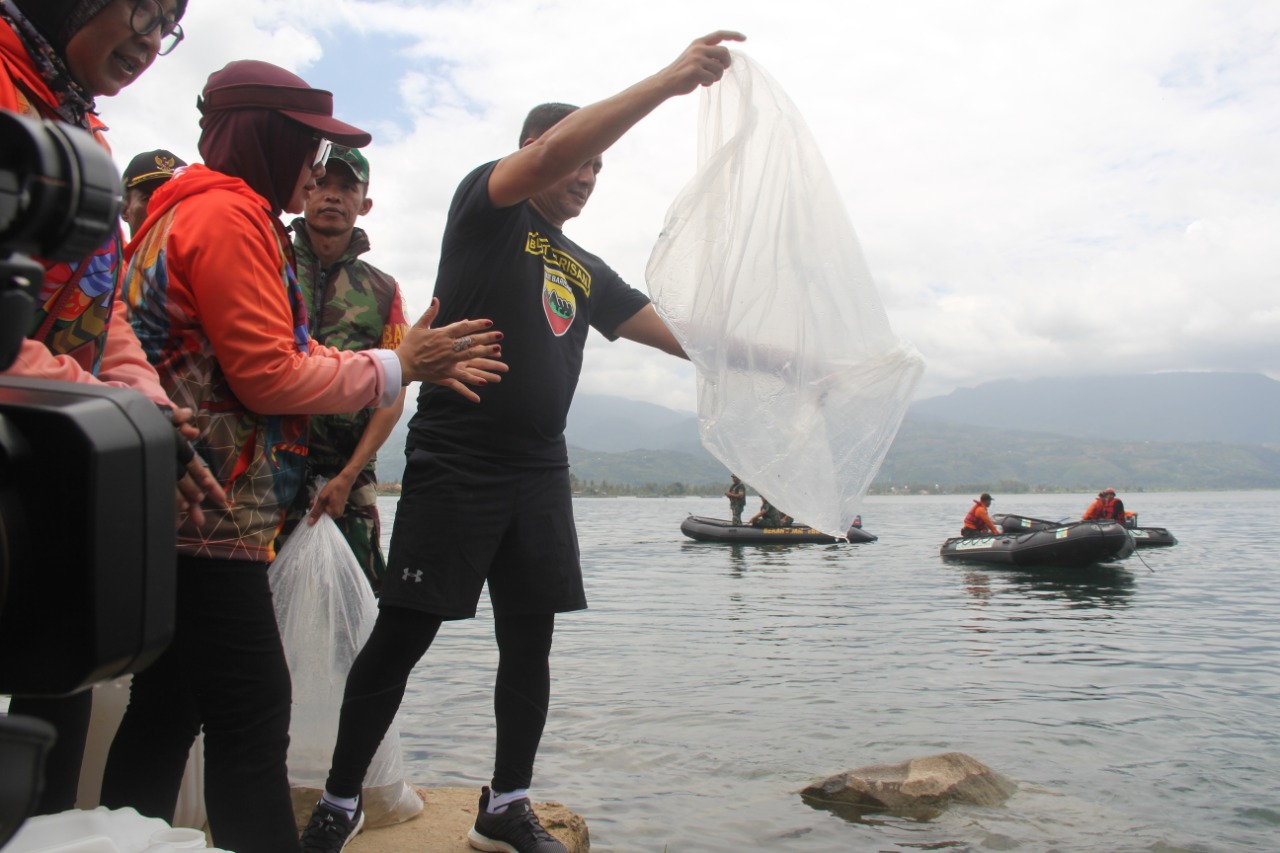 Unik,Gowes Bersama Wakasat,Baksos Hingga Tebar Ikan di Danau Singkarak