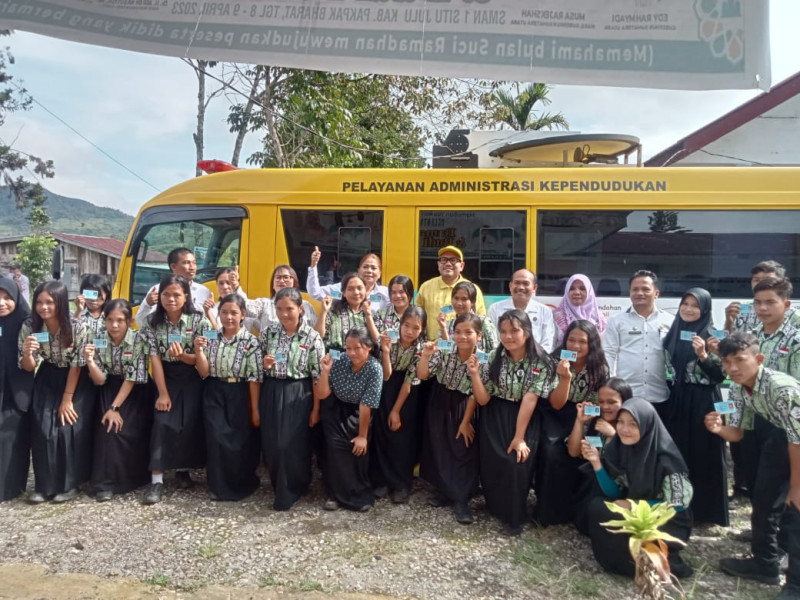 SERAHKAN KTP-EL PERMULAAN BAGI RATUSAN PELAJAR SMA N 1 STTU JULU BEGINI PESAN BUPATI PAKPAK BHARAT