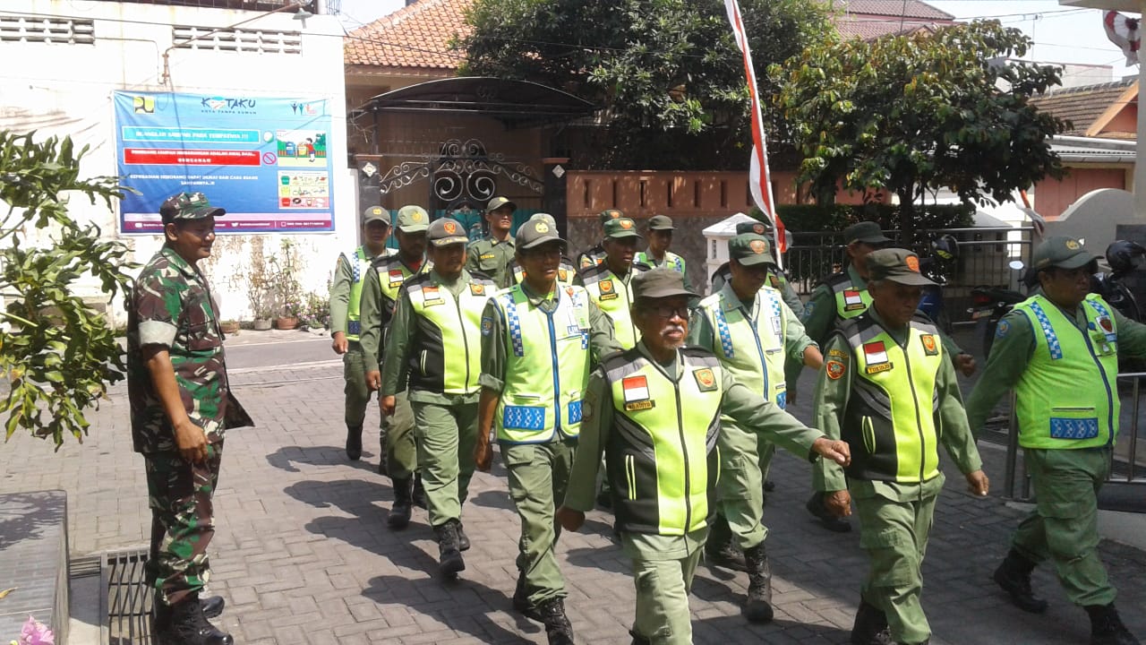 Babinsa Tipes Koramil 03/Serengan Gembleng Kedisiplinan Linmas, Ini Tujuannya...