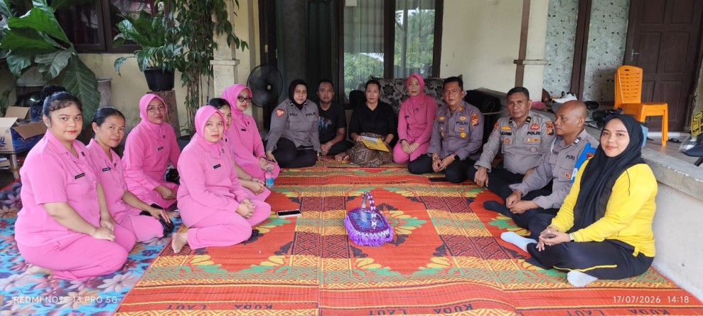 Polsek Dumai Timur Silaturahmi dan Berikan Tali Asih kepada Keluarga Almarhum Aiptu Victor Sinaga