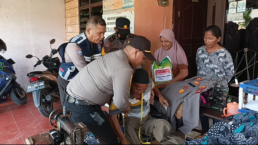 Muharlis Terima Bamtuan Kursi Roda dari Kapolres Dumai