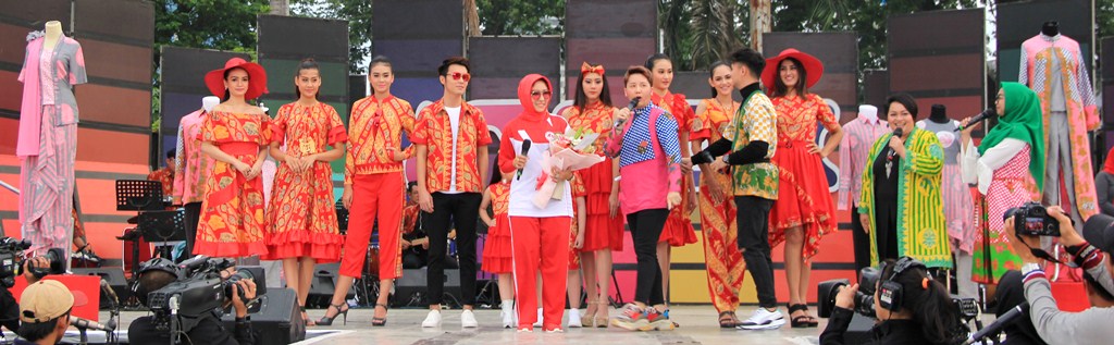Ribuan Warga Penuhi Lapangan Merdeka Fashion Show Batik  Memeriahkan Inbox Carnaval Medan 2018