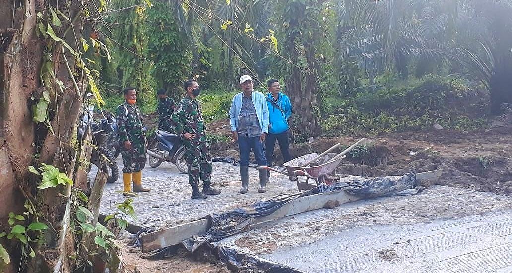 Dandim 0204/DS Koordinasikan Progres Pengecoran Jalan TMMD dengan Teknisi