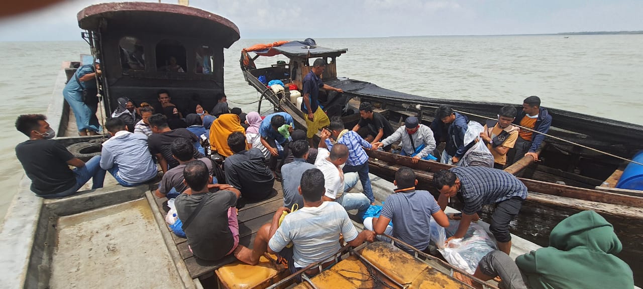 Patroli TNI AL Kembali Tangkap Kapal Angkut 46 Orang PMI Secara Ilegal