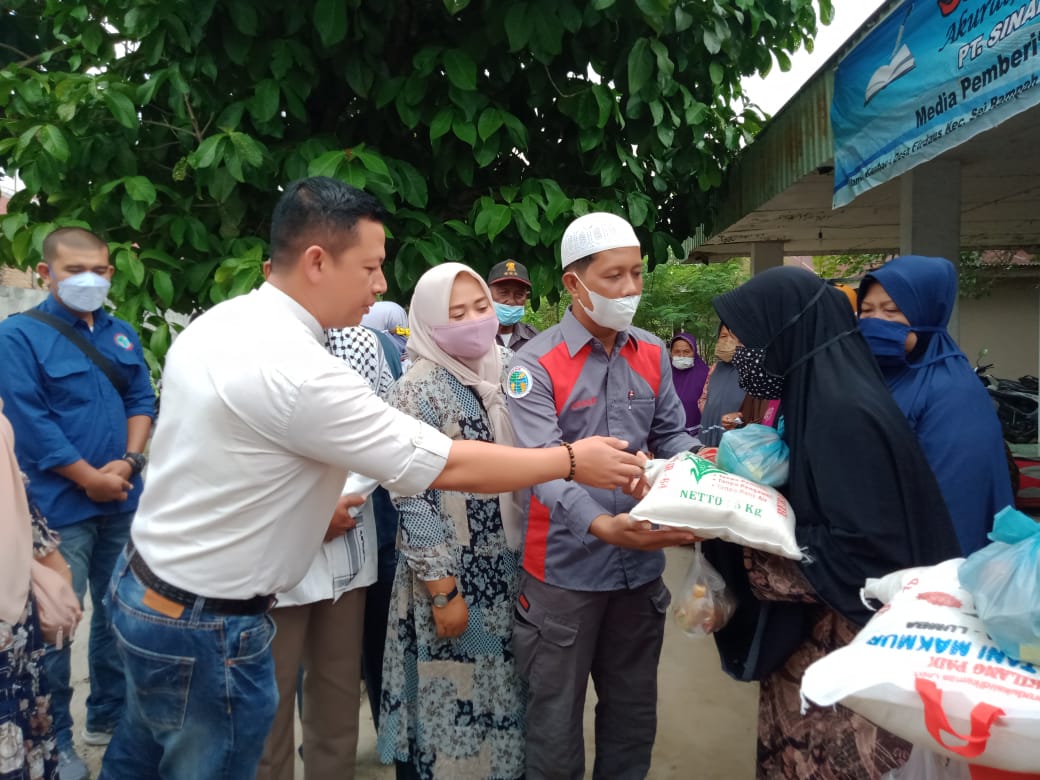 Sambut Ramadhan 1442 H, DPD IWO Sergai Berikan Bantuan Sembako 52 Orang Janda Kurang Mampu