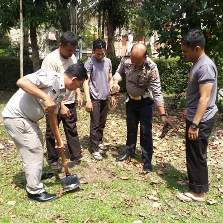Jaga Keasrian Kota,Jajaran Satlantas Polrestabes  Medan Tanam 50 Pohon.