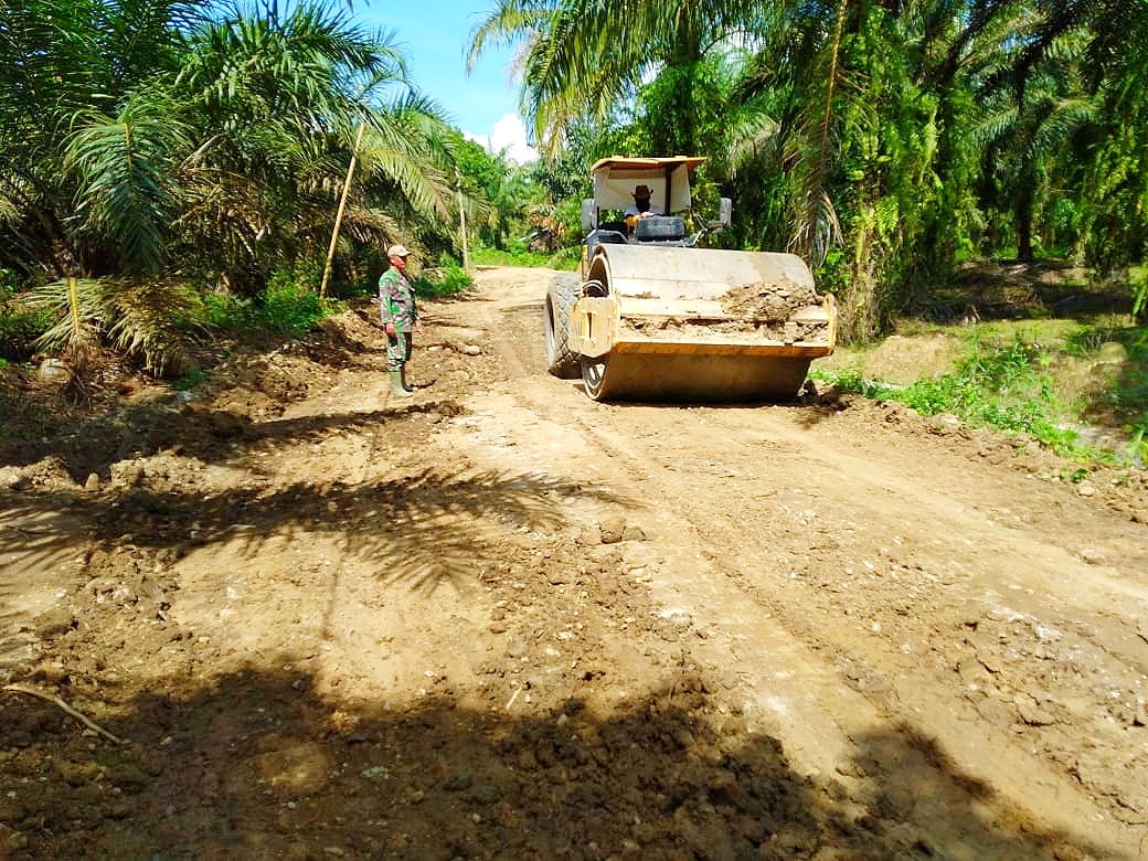 Combined Tandem Roller Terus Padatkan Jalan TMMD Kodim 0204/DS