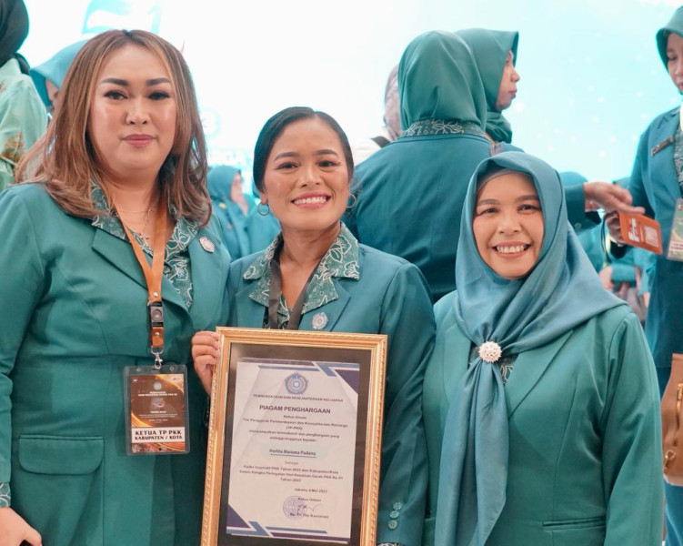 Ketua TP PKK Pakpak Bharat, Ny. Juniatry Franc Tumanggor menghadiri Puncak Peringatan Hari Kesatuan 